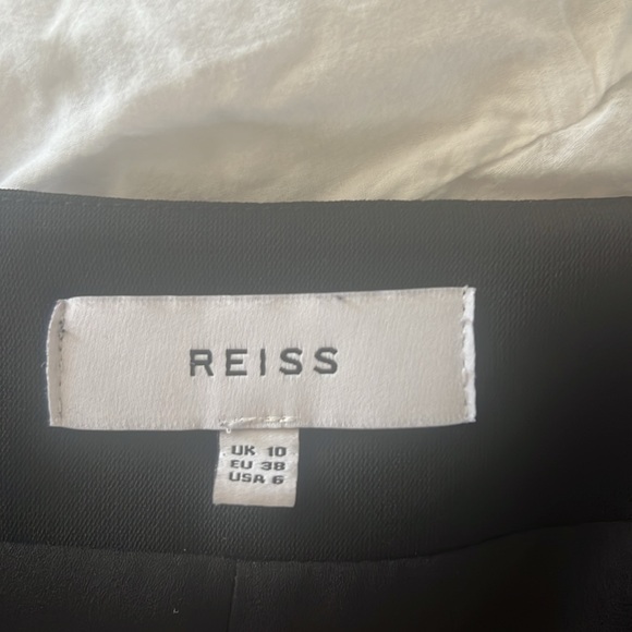 Elegant Reiss Mid length skirt with a single pleat and zipper detail - Picture 4 of 4